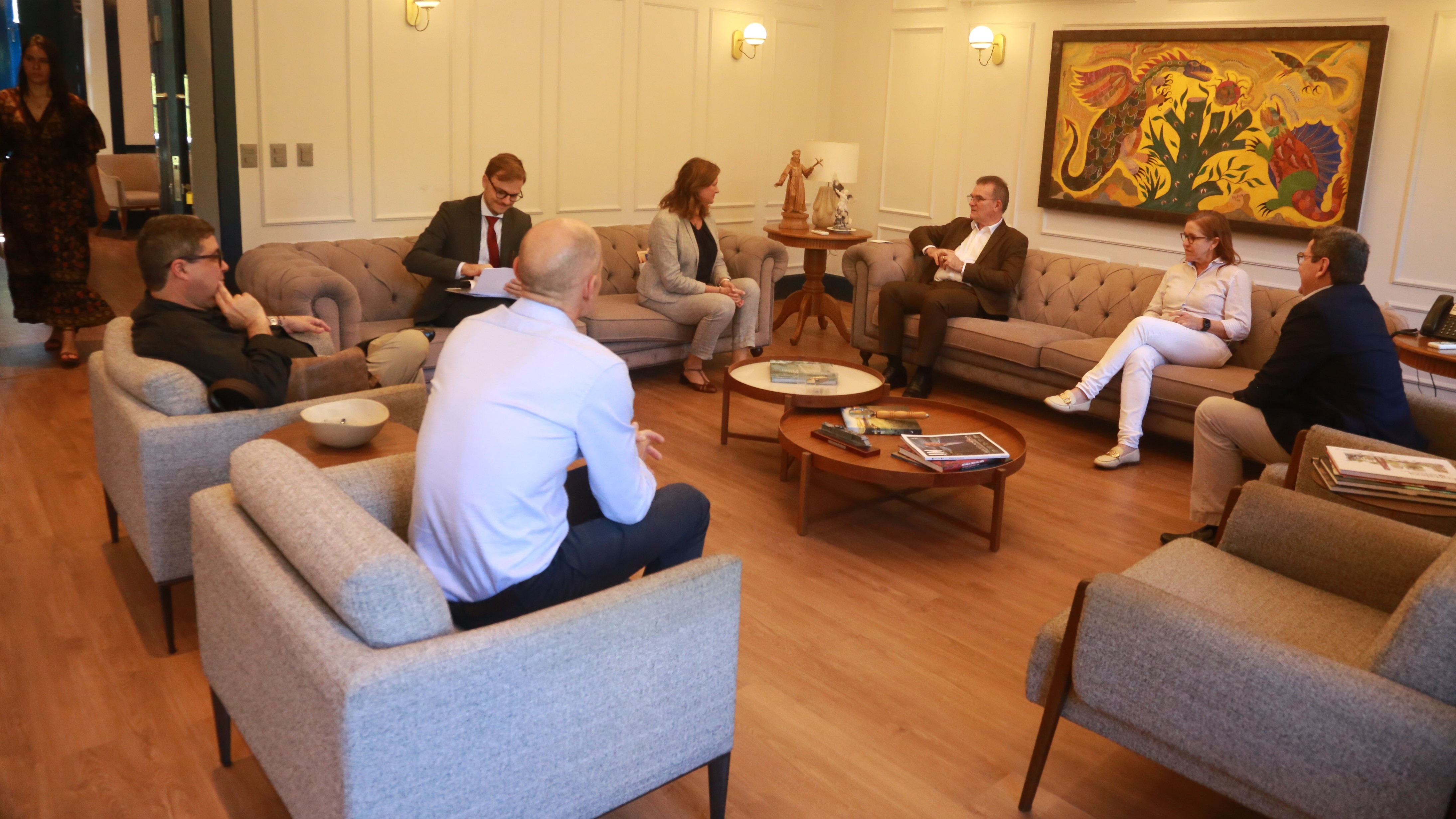 grupos de pessoas reunidas em sofás no gabinete do prefeito